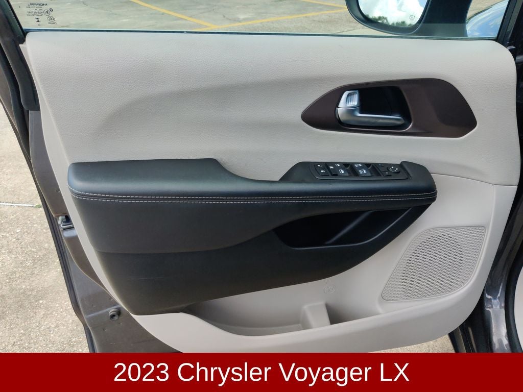 2023 Chrysler Voyager LX