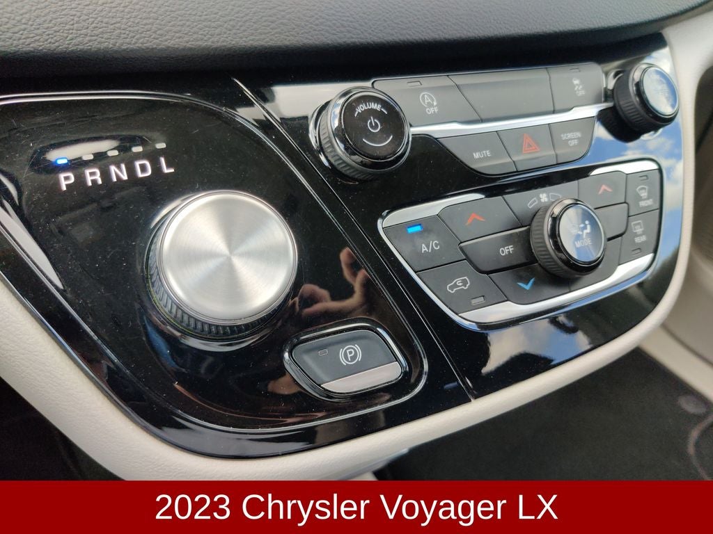 2023 Chrysler Voyager LX