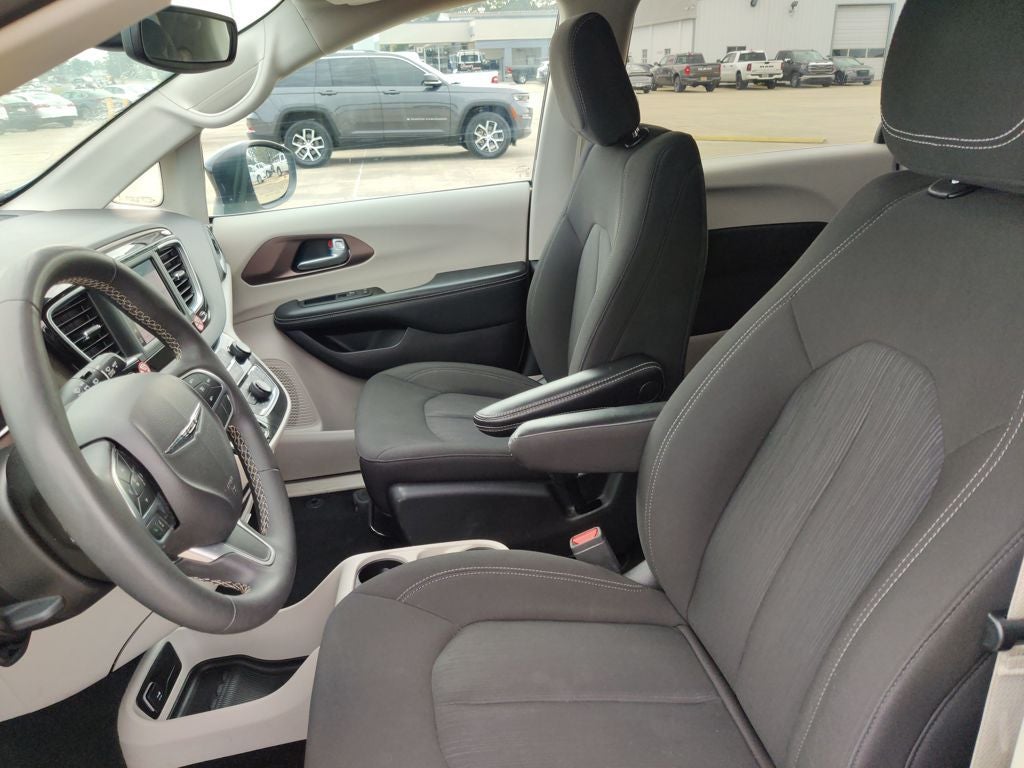 2024 Chrysler Voyager LX