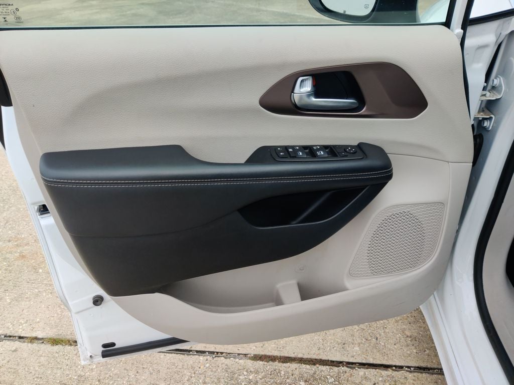 2024 Chrysler Voyager LX