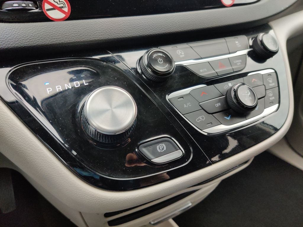 2024 Chrysler Voyager LX