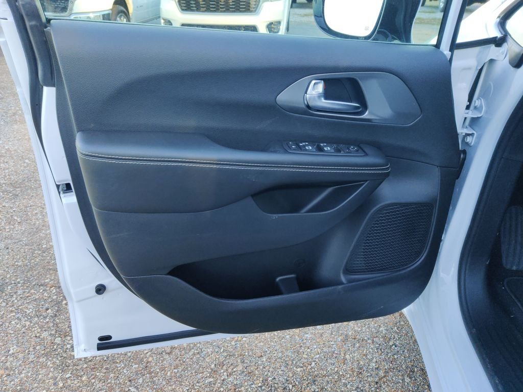 2026 Chrysler Voyager LX